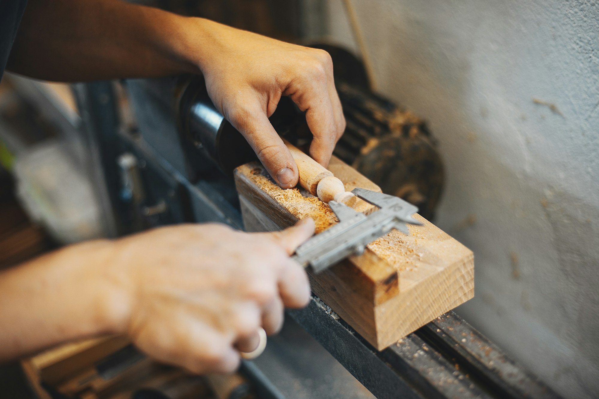 The carpenter works with a tree